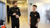 Coutinho juga dipeluk Gerard Pique saat pertama bertemu. Keduanya kemudian terlibat diskusi santai. (Foto: Twitter @FCBarcelona)