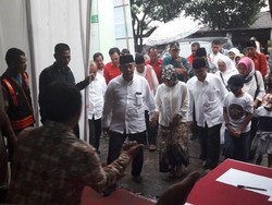 Diiringi Hujan, Bupati Madiun Antar Jagonya Daftar ke KPU