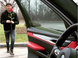 Romantis tapi Bahaya, Pria Ini Keluar Mobil Hanya Ambil Mawar