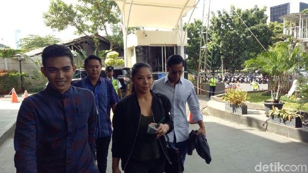 Kompak, Begini Gaya 2 Anak Novanto Saat Barengan Tiba di KPK