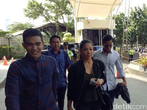 Kompak, Begini Gaya 2 Anak Novanto Saat Barengan Tiba di KPK Kompak, Begini Gaya 2 Anak Novanto Saat Barengan Tiba di KPK