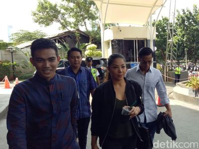 Kompak, Begini Gaya 2 Anak Novanto Saat Barengan Tiba di KPK