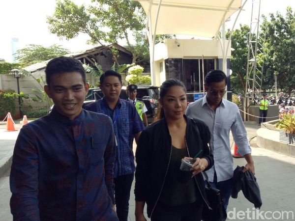 Kompak, Begini Gaya 2 Anak Novanto Saat Barengan Tiba di KPK
