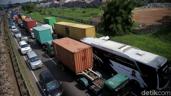Kemacetan Mengular, Imbas Proyek Jalan Tol Layang Jakarta-Cikampek