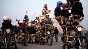 Aksi Tentara Wanita Daredevil Saat Naik Motor yang Bikin Takjub