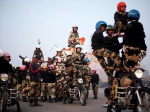 Aksi Tentara Wanita Daredevil Saat Naik Motor yang Bikin Takjub