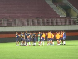 Di Bawah Guyuran Hujan, Indonesia Selection Latihan di Stadion Maguwoharjo