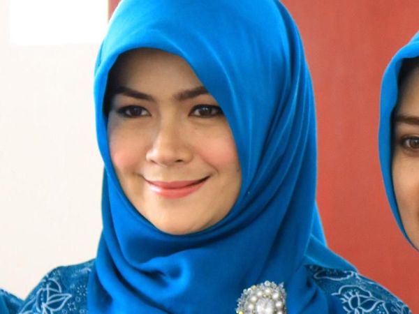 Deretan Istri Cantik Berhijab di Balik Kemenangan Pilkada 2018