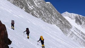 Foto: Gunung yang Terang 24 Jam