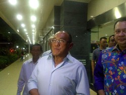 Ical dan Bamsoet Jenguk Akom yang Baru Selesai Dioperasi di RSPAD