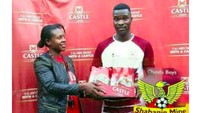 Di Zimbabwe, seorang pemain mendapatkan 24 kaleng bir lager atas penampilan yang membuatnya didaulat jadi man of the match pertandingan. (Foto: Screenshot Twitter)