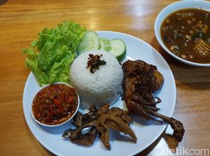 Huah! Ditonjok Ayam Goreng Rawit dan Sambal Domba Racikan Mbak Karmila