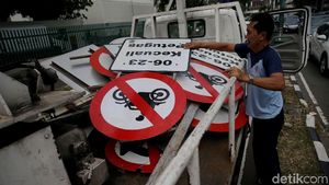 Dishub Copot Rambu Larangan Melintas Motor di HI-Monas