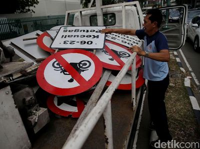 Dishub Copot Rambu Larangan Melintas Motor di HI-Monas
