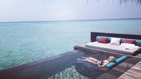Hamparan laut lepas menjadi pemandangan dari penginapan Icardi. Wanda pun berjemur di sana. (Foto: dok. Instagram)