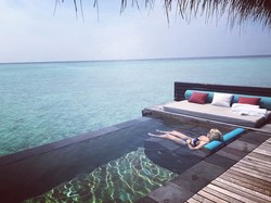 Hamparan laut lepas menjadi pemandangan dari penginapan Icardi. Wanda pun berjemur di sana. (Foto: dok. Instagram)