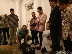 Gaya Bangau Sandiaga Saat Terima Sepatu Pantofel Impian