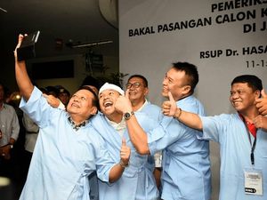 Mirip Pilkada DKI, 4 Pasangan di Pilgub Jabar Kompak Selfie Bareng