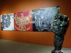 Pelukis Gigih Wiyono Pertanyakan soal Keadilan Lewat Lukisan Ini