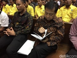 Hakim Minta Setya Novanto Buka Catatan Buku Hitamnya