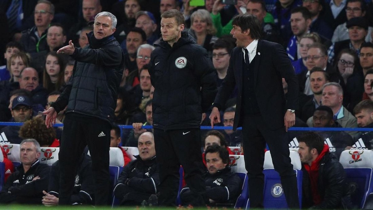 Jose Mourinho dan Antonio Conte sedang terlibat perang komentar di media (Foto: Ian Walton/Getty Images)
