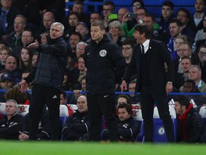 Mourinho Kena Dikerjai, Tandatangani Kaus Conte