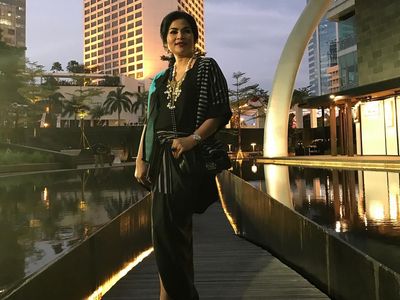 Foto: Gaya Modis Cawagub Jatim Puti Guntur Soekarno Berbusana Etnik