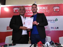 Raphael Maitimo Gabung Madura United