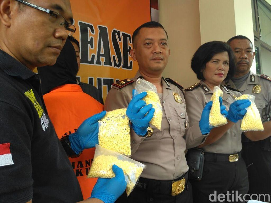 Polisi Tangkap Penjual Pil X di Bekasi Polisi Tangkap Penjual Pil X di Bekasi