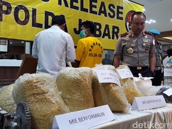 Polisi Gagalkan Peredaran 1 Ton Mi Berformalin di Bandung