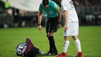 Sebagai bintang utama PSG, Neymar pun tak jarang dapat perlakuan khusus dari pemain lawan. Salah satunya pun membuahkan penalti untuk PSG di menit ke-52. (Foto: Benoit Tessier/REUTERS)