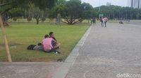 Foto: Saat Warga Duduk-duduk di Rumput Monas yang Tanpa Pagar