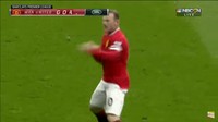 Wayne Rooney saat masih membela Manchester United, berselebrasi unik saat mengalahkan Tottenham Hotspur 3-0. Rooney yang mencetak gol ketiga, bergaya tinju sebelum menjatuhkan diri layaknya ter-KO di lapangan. (Foto: Screenshots Youtube)