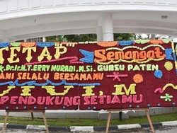 Tengku Erry Gagal Ikut Pilgub, Karangan Bunga Penuhi Kantor Gubernur
