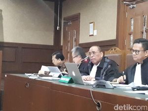 Setya Novanto yang Tak Lepas dari Buku Hitam saat Sidang