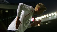 Pada 2006, striker Timnas Inggris Peter Crouch merayakan golnya ke gawang Hungaria dalam sebuah laga persahabatan dengan gaya yang ikonik yakni berjoget ala robot. Itu menjadi ciri khasnya dan jadi selebrasi yang cukup diingat hingga saat ini. (Foto: Laurence Griffiths/Getty Images)
