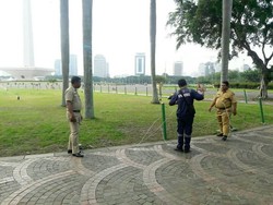 Arahan Sandiaga, Pagar Pembatas Rumput di Monas Dicopot