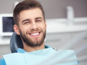 Niat Punya Gigi Rapi dengan Veneer Instan, Pria Ini Malah Terlihat Konyol