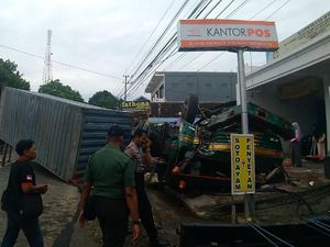 Truk Kontainer Terguling di Gresik, Sopir Terjepit