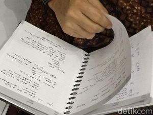 Ini Isi Buku Hitam yang Dibaca Novanto Sebelum Sidang