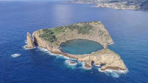 Foto: Mungkin Kamu Belum Tahu, Ini Danau di Tengah Laut