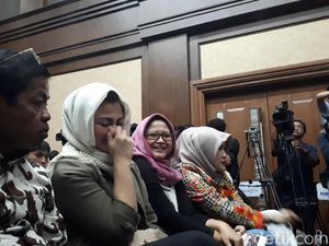 Ny Deisti dan Idrus Kembali Duduk Sebelahan di Sidang Novanto Ny Deisti dan Idrus Kembali Duduk Sebelahan di Sidang Novanto