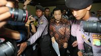 Potret Novanto Cium Ny Deisti Usai Persidangan