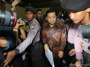 Usai Sidang, Novanto Dikawal Masuk ke Mobil Tahanan