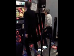 Pasangan Kakek Nenek Tampil Energik Main Game DDR