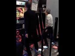 Pasangan Kakek Nenek Tampil Energik Main Game DDR