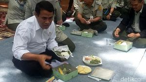 Wah, Mentan Makan Siang Lesehan Bareng Sopir hingga OB