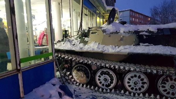 Bruk! Tank Mendadak Tabrak Supermarket di Rusia
