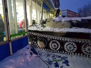 Bruk! Tank Mendadak Tabrak Supermarket di Rusia