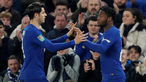 Batshuayi (kanan) hanya menjadi pelapis Morata di Chelsea.